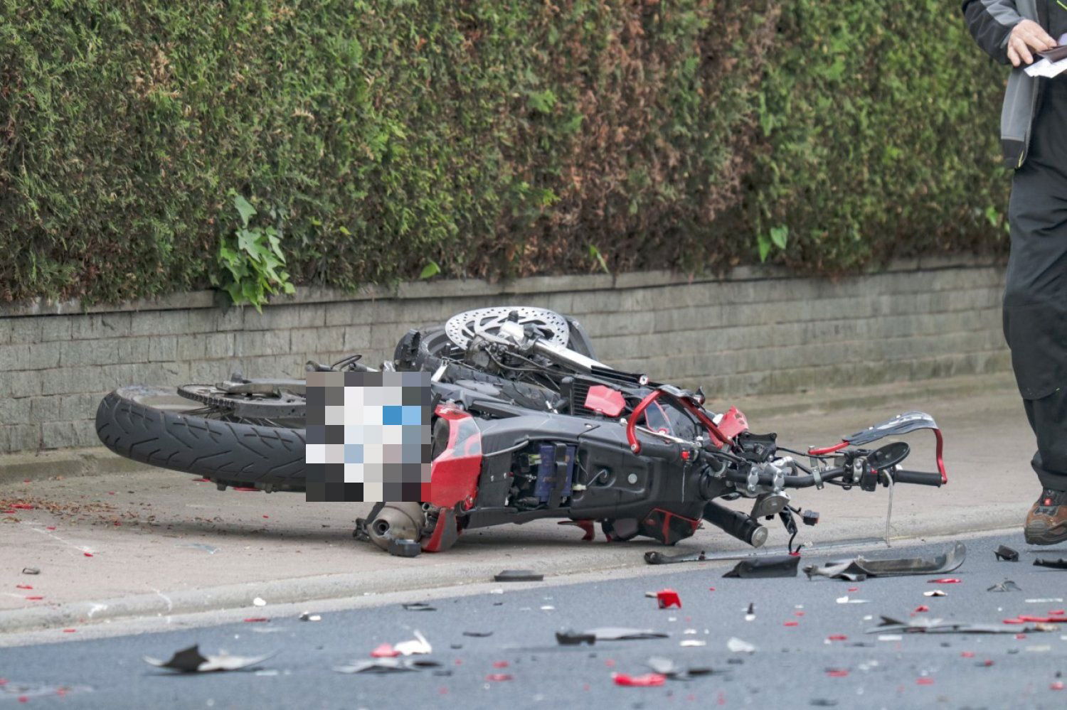 17 jähriger Motorradfahrer stößt Frontal mit VW Caddy zusammen