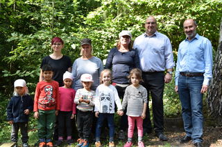 Von links: Die Betreuer Eileen Sattler, Anja Rostkovius und Martina Protzmann, Bürgermeister Klaus Schejna und Bereichsleiter Andreas Betz und die Kinder der Waldkita-Gruppe.