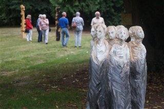 Die Anderen: Im Vordergrund die Skulptur von Sieglinde Gros von 2016