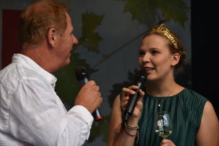 (rechts) Die Weinprinzessin Carolin Weber