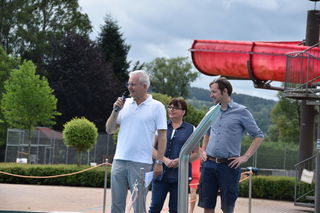 (von links) Rathauschef Andreas Weiher mit Organisatorin Elke Schmidt-Habermann und Nikolai Kailing