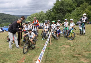 Marcus Bender und Jan Leitsch (v.l.) mit den Stoppuhren und Felix Heinzinger am Start zum Geschicklichkeitsparcours