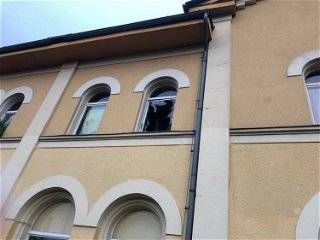 Die eingeschlagenen Fensterscheiben im Bahnhofsgebäude