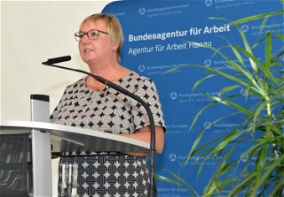 Heike Hengster, Vorsitzende der Geschäftsführung der Hanauer Agentur für Arbeit, eröffnete den Sommerempfang.