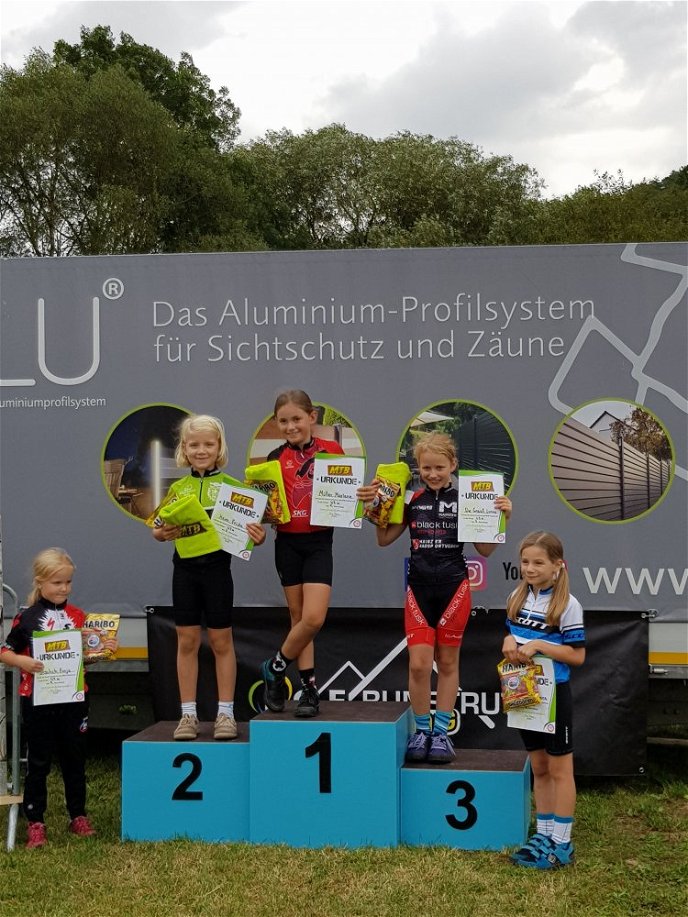 : Stolz präsentiert die Bad Orber Nachwuchs-Bikerin Frieda Heim (links) ihre Urkunde für den zweiten Platz beim MTB-Hessencup 2019.