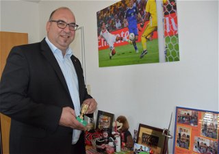 Rodenbachs Bürgermeister ist großer Fußball-Fan.