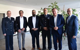 Von links: Marc Blume, Thomas Morlock, Thorsten Wünschmann, Jürgen Fehler, OB Claus Kaminsky und Polizeidirektor Roland Ullmann.