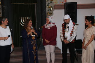 Elena Lazaridou und Dr. Fajer Klüh mit den Künstlern.