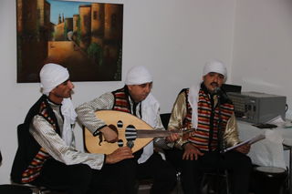 Musik mit traditionellen Instrumenten.
