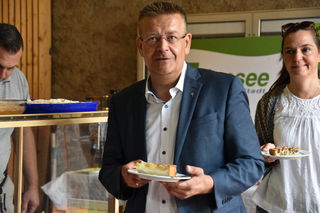 Bürgermeister Stefan Erb genießt den frischgebackenen Kuchen.