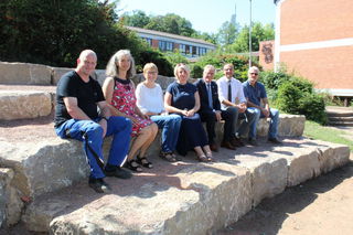 Ein Freilicht-Klassenzimmer an der Ysenburgschule (von links): Hausmeister Ingo Wagner, Nadine Reh (Schulelternbeirat), Schulleiterin Birgit Hassel, Sabine Bös (Förderverein), Kreisbeigeordneter Winfried Ottmann, Matthias Eckhardt und Bernd Löffert (je Kr