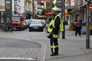 Stadtjugendfeuerwehrwart Heiko Kirchner gibt vor dem Langer dem wartenden Publikum einen kurzen Überblick über die Übung. 