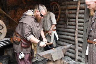 Traditionelles Handwerk bei den Burgfestspielen.