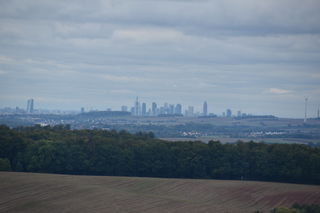 Von der Ronneburg zu sehen: die Frankfurter Skyline.