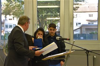 Die Familie Alptug Sözens nimmt die Ehrenplakette entgegen