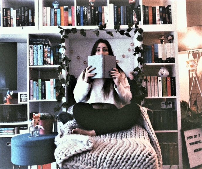 Bücher, über Bücher - Roxanne Grimm in ihrer Leseecke. - Foto: Privat