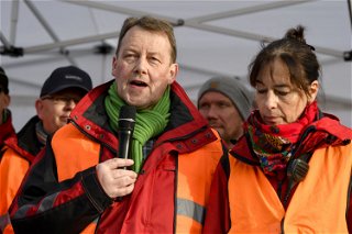 Peter Weiß, Geschäftsführer des Weihnachtspäckchenkonvoi und Sabine Zange vom Weihnachtspäckchenkonvoi.