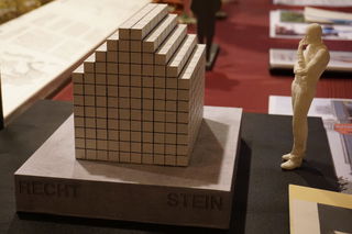 Mit 700 Kalksteinen baut Architekt Matthias Braun aus der Geschichte Steinheims etwas Neues. 