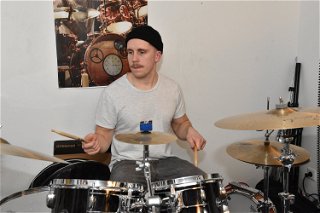 Am Schlagzeug sitzt Brunos Bruder Klaus Kalkowski.