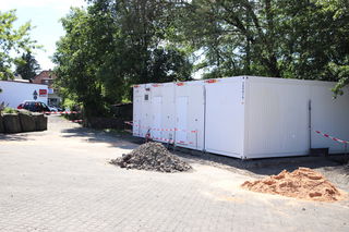 Seit wenigen Tagen stehen mehrere Container auf dem Areal. Hier werden Büros für Baubesprechungen und den Vertrieb der Eigentumswohnungen eingerichtet. 