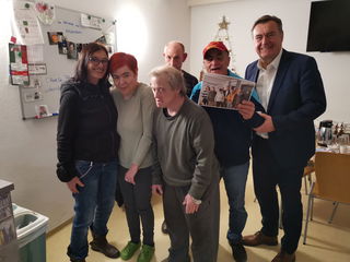 Vorweihnachtlicher Besuch des OB bei der BWMK-Wohngruppe in der Anton-Dunkel-Straße.