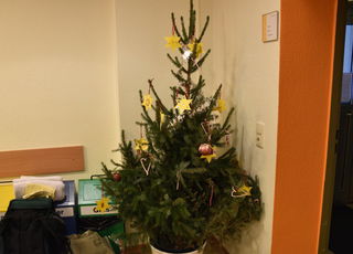 In der Tagesstätte wird Weihnachten gefeiert.
