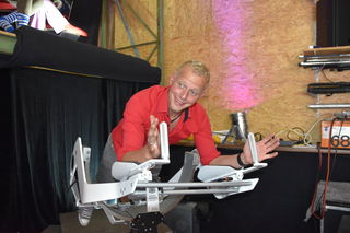 Merlin Iffland-Pappert auf dem Flugsimulator, den man mit VR-Brille erleben kann.