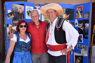 Familie Iffland betreibt seit 30 Jahren "Andersland humor & more". Von links: Gerdi Iffland, Sohn Merlin und Ehemann Didi Iffland.
