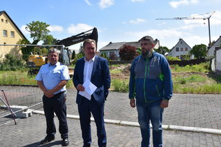 OB Kaminsky (Mitte ) dankt den Helfern - Foto: Moritz Pappert