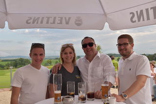 (von links) KINZIG.NEWS Redakteur Moritz Pappert zusammen mit Redakteurin Joana Gibbe, Vertriebsleiter Jürgen Schaub und Medienkontor Geschäftsführer Hendrik Urbin.