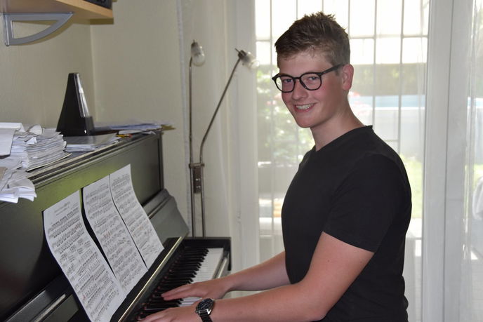 Eines seiner vielen Hobbys: Klavier spielen