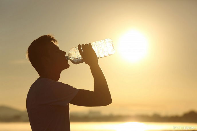 Wichtig: Viel trinken! - Foto: Adobe Stock / Antonioguillem