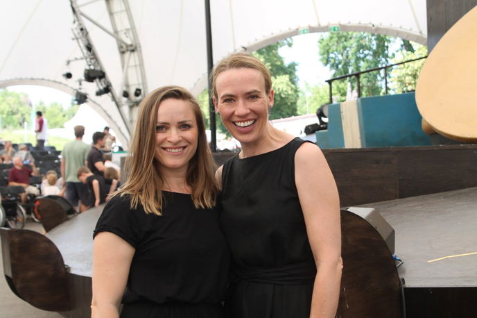 Kathrin Enders und Yvonne Barilaro-Boracchia übersetzen das Märchen simultan in Gebärdensprache. 