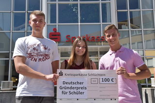 Team AMEN Tech: (v.l.) Arno, Elke und Noha. Teammitglied Matilda konnte bei der Siegerehrung nicht dabei sein.