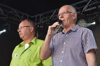 Für Bürgermeister Günter Maibach (rechts) ist das Hof- und Gassenfest eines der schönsten Feste in Bruchköbel.