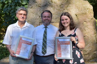 Klaus Waldschmidt (links) und Lena Schroer wurde der Bürgerpreis CIVICUM von Bürgermeister Daniel Glöckner verliehen.