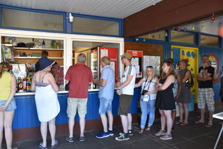 Lange Schlange am Kiosk des Freibades während der Programmpause.