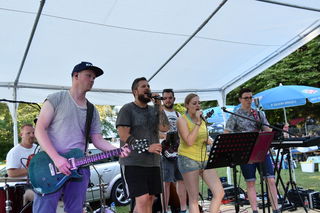 Die Rock-Coverband "Holy Smoke" im Freibad Bad Soden.