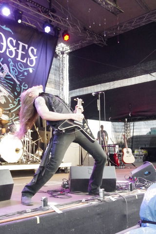 Der Gitarrist Norman Bites von THE NEW ROSES glänzt mit seinem Gitarren-Solo