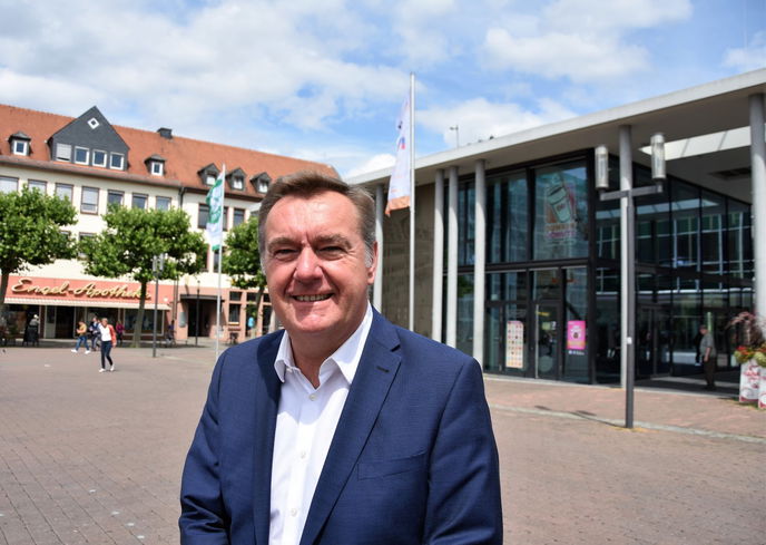 Auch Oberbürgermeister Claus Kaminksy hisste in Hanau die Flagge gegen Atomwaffen.  - Foto: Stadt Hanau