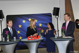 Spitzenkandidat Sven Simon (links), Spitzenkandidatin Srita Heide (rechts) und Bürgermeisterkandidat Tobias Dillmann (rechts) im Talk mit Julia Hartmann.