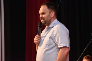 Kurdirektor Stefan Ziegler hei&szlig;t die rund 250 Besucher willkommen.