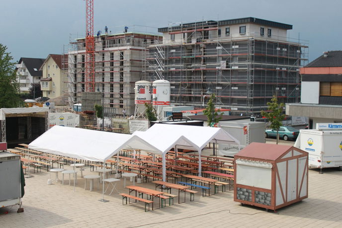 Der Aufbau l&auml;uft: Am heutigen Freitag wird um 20 Uhr das Weindorf auf dem Rathausplatz mit Livemusik er&ouml;ffnet. 