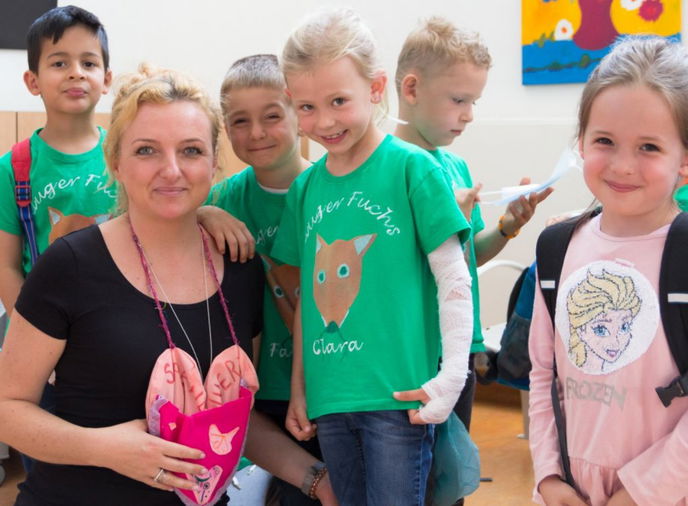 Stellvertretend f&uuml;r alle Vorsch&uuml;ler haben Sarwar Dean, Fabian Dinter, Clara Rachor, Luke Disser und Michelle Fuchs (v.l.n.r.) das gef&uuml;llte Spendenherz stolz an Janette Michalski &uuml;bergeben.