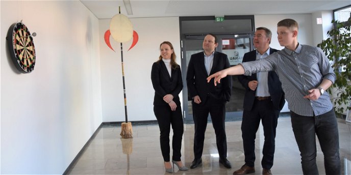 Oberbürgermeister Claus Kaminsky sowie die Geschäftsführerin der Stadtwerke, Martina Butz, und Netz-Geschäftsführer Adrian Szabo zum Erfolg bei der jüngsten Weltmeisterschaft gratulierten Nico Kurz (von links)