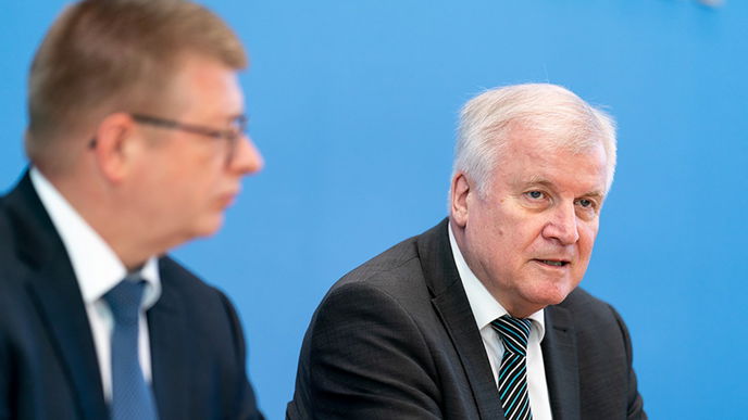 Bundesinnenminister Horst Seehofer (CSU) verbietet nun Combat 18 - Foto: Henning Schacht/Bundesministerium des Inneren, für Bau und Heimat