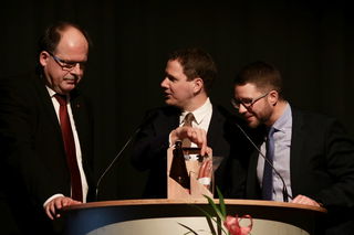 Als kleines Dankeschön für seine Rede erhält Ehrengast Stefan Körzell ein kleines Präsent.