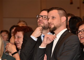 Landrat Thorsten Stolz (SPD) und Timo Greuel warten gespannt auf die Wahlergebnisse.