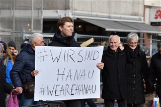 Mit einem Plakat macht Filmproduzent Grigorij S. Richters auf dem Hanauer Marktplatz auf sich und die von ihm organisierte Demo aufmerksam.