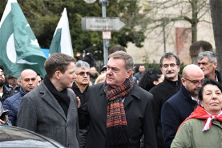 Auch Oberbürgermeister Claus Kaminsky und Landtagsabgeordneter Christoph Degen (SPD) nahmen am Trauermarsch teil.